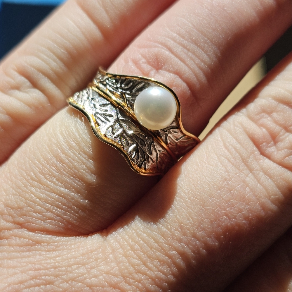 New in box. Sterling silver pearl ring size 6. Design goes all the way around! S